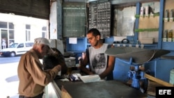 Residentes de Santiago de Cuba reportan una severa crisis en la distribución de alimentos básicos y el servicio eléctrico.
